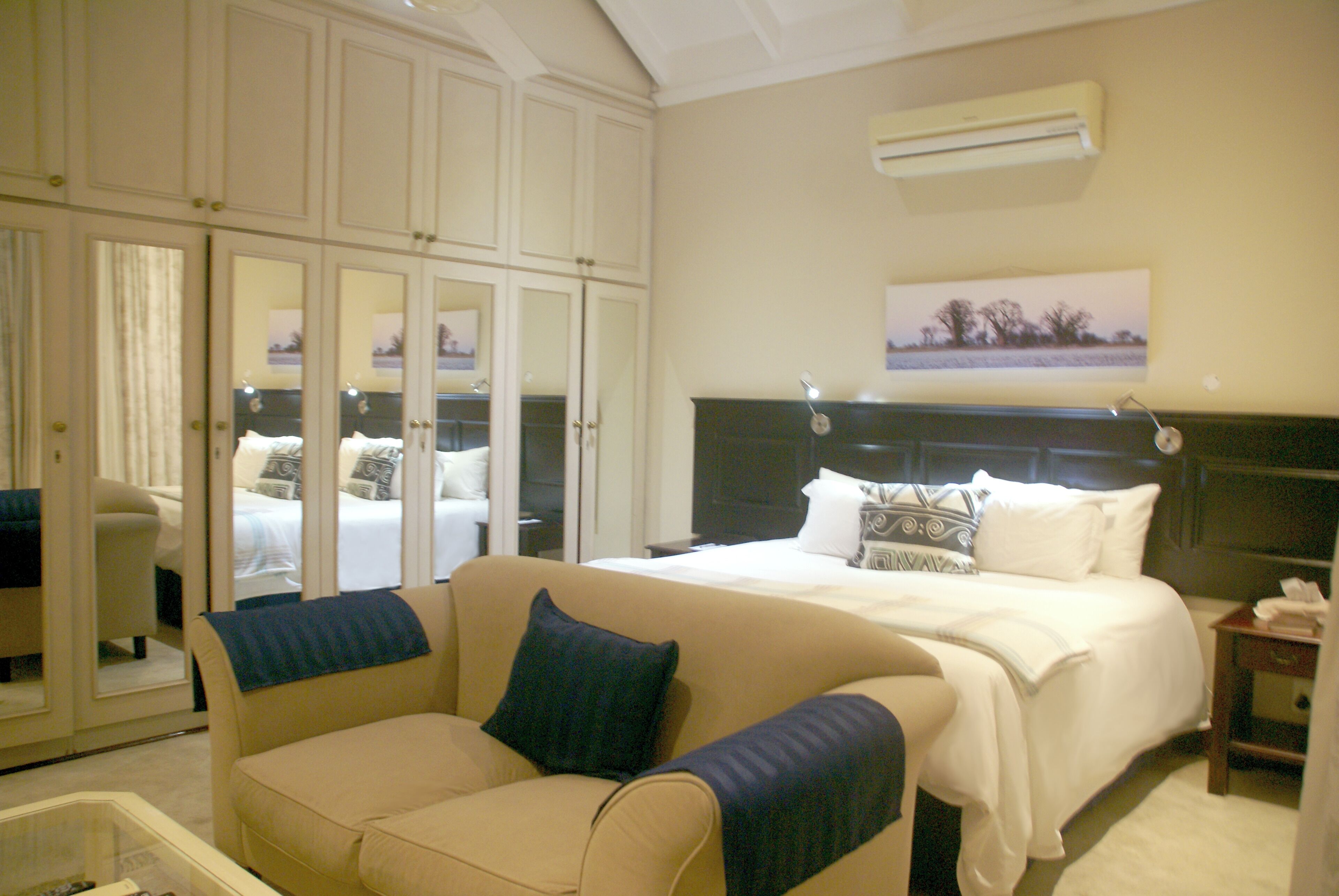 Deluxe Room | Desk, laptop workspace, blackout drapes, free WiFi