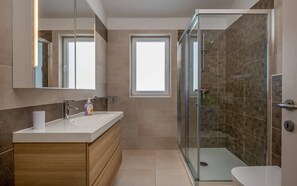 Douche, séchoir à cheveux, serviettes fournies, savon