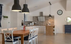 ثلاجة، ميكروويف، فرن، موقد طهي مسطح