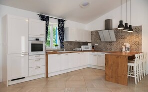 ثلاجة، ميكروويف، فرن، موقد طهي مسطح