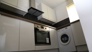 House | Dapur peribadi | Peti sejuk, ketuhar gelombang mikro, ketuhar, dapur 