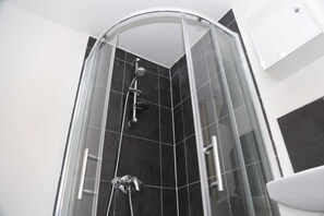 Ferienhaus | Badezimmer | Dusche, Handtücher