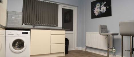 Maison | Cuisine privée | Réfrigérateur, four à micro-ondes, un four, surface de cuisson