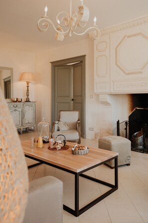 Téléviseur, foyer, table de ping-pong