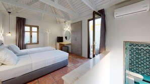 Quarto luxo, 1 quarto, vista para o mar, de frente para a praia | Cofres nos quartos, individualmente decorados, escrivaninha