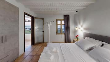 Deluxe driepersoonskamer | Een kluis op de kamer, individueel gedecoreerd, een bureau