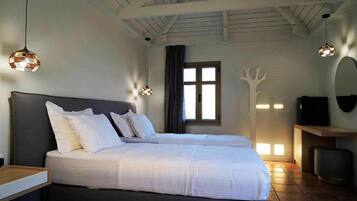 Deluxe-rum - 1 sovrum - havsutsikt - mot vattnet | Värdeförvaringsskåp på rummet, individuell inredning och skrivbord