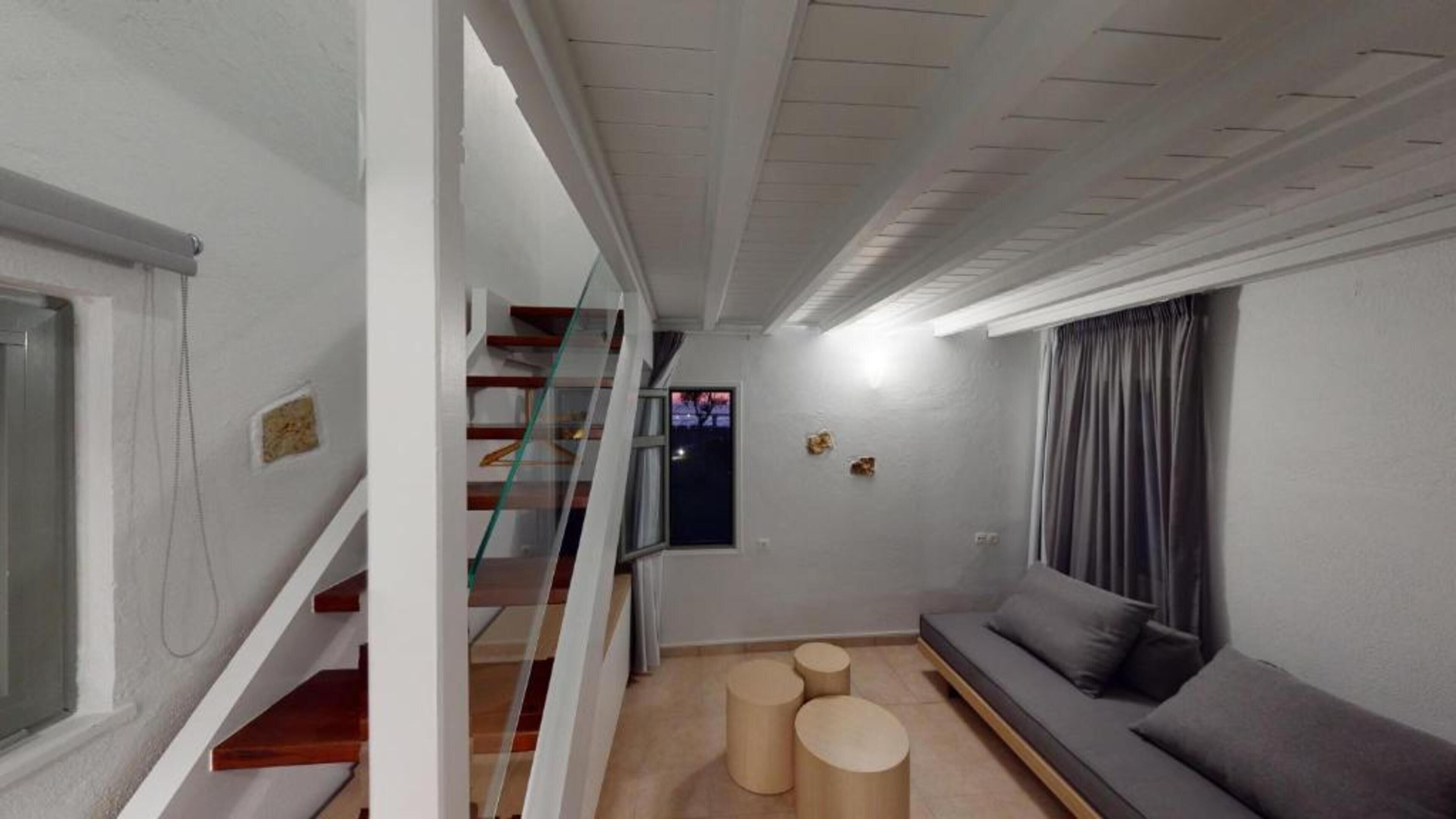 Habitación triple Deluxe | Caja fuerte, decoración individual, escritorio y cortinas opacas