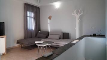 Suite Junior, 2 chambres, vue piscine, en bord de piscine | Coffres-forts dans les chambres, décoration personnalisée, bureau