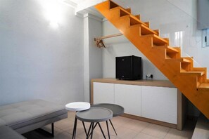 ห้องจูเนียร์สวีท, 2 ห้องนอน, วิวสระว่ายน้ำ, ริมสระว่ายน้ำ | ตู้นิรภัยในห้องพัก, ห้องพักตกแต่งอย่างมีเอกลักษณ์, โต๊ะทำงาน