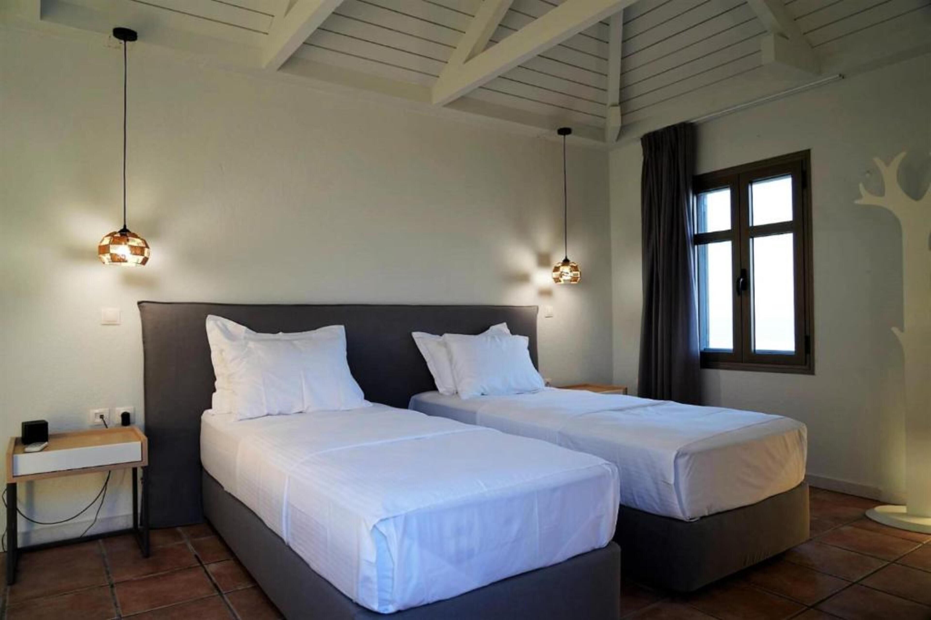 Camera Deluxe, 1 camera da letto, vista mare, di fronte alla spiaggia | Una cassaforte in camera, con stile personalizzato, una scrivania