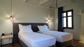 Camera Deluxe, 1 camera da letto, vista mare, di fronte alla spiaggia | Una cassaforte in camera, con stile personalizzato, una scrivania