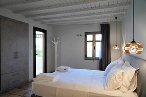 Deluxe-værelse til 3 personer | Pengeskab på værelset, individuelt design, skrivebord