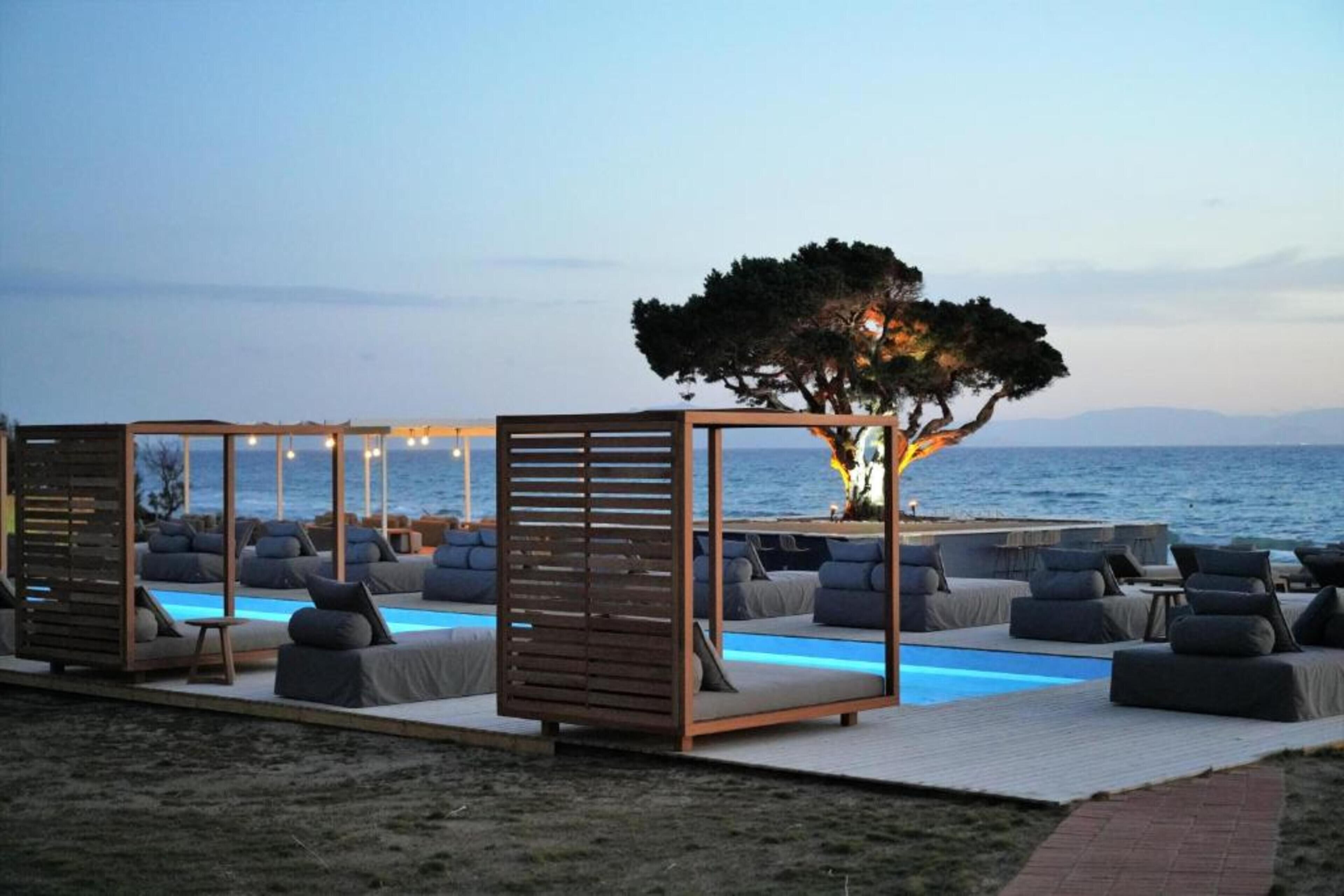 Deluxe Room, 1 Bedroom, Sea View, Beachfront | In-room safe, individually decorated, desk, blackout curtains