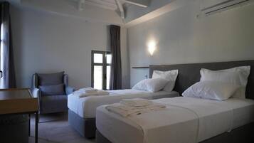 Suite Exécutive, 2 chambres, vue jardin, côté jardin | Coffres-forts dans les chambres, décoration personnalisée, bureau