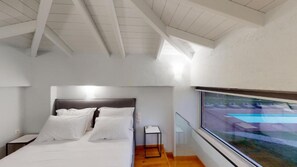 ห้องจูเนียร์สวีท, 2 ห้องนอน, วิวสระว่ายน้ำ, ริมสระว่ายน้ำ | ตู้นิรภัยในห้องพัก, ห้องพักตกแต่งอย่างมีเอกลักษณ์, โต๊ะทำงาน