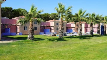 Suite Junior, 2 camere da letto, vista piscina, lato piscina | Una cassaforte in camera, con stile personalizzato, una scrivania