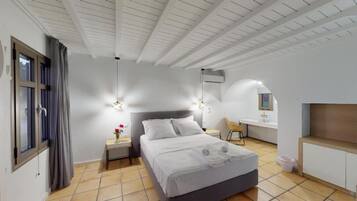 Quarto triplo luxo | Cofres nos quartos, individualmente decorados, escrivaninha