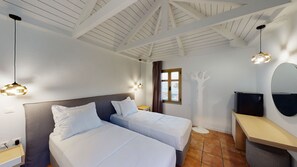 Suíte executiva, 2 quartos, vista para o jardim, no jardim | 1 quarto, cofres nos quartos, individualmente decorados, escrivaninha