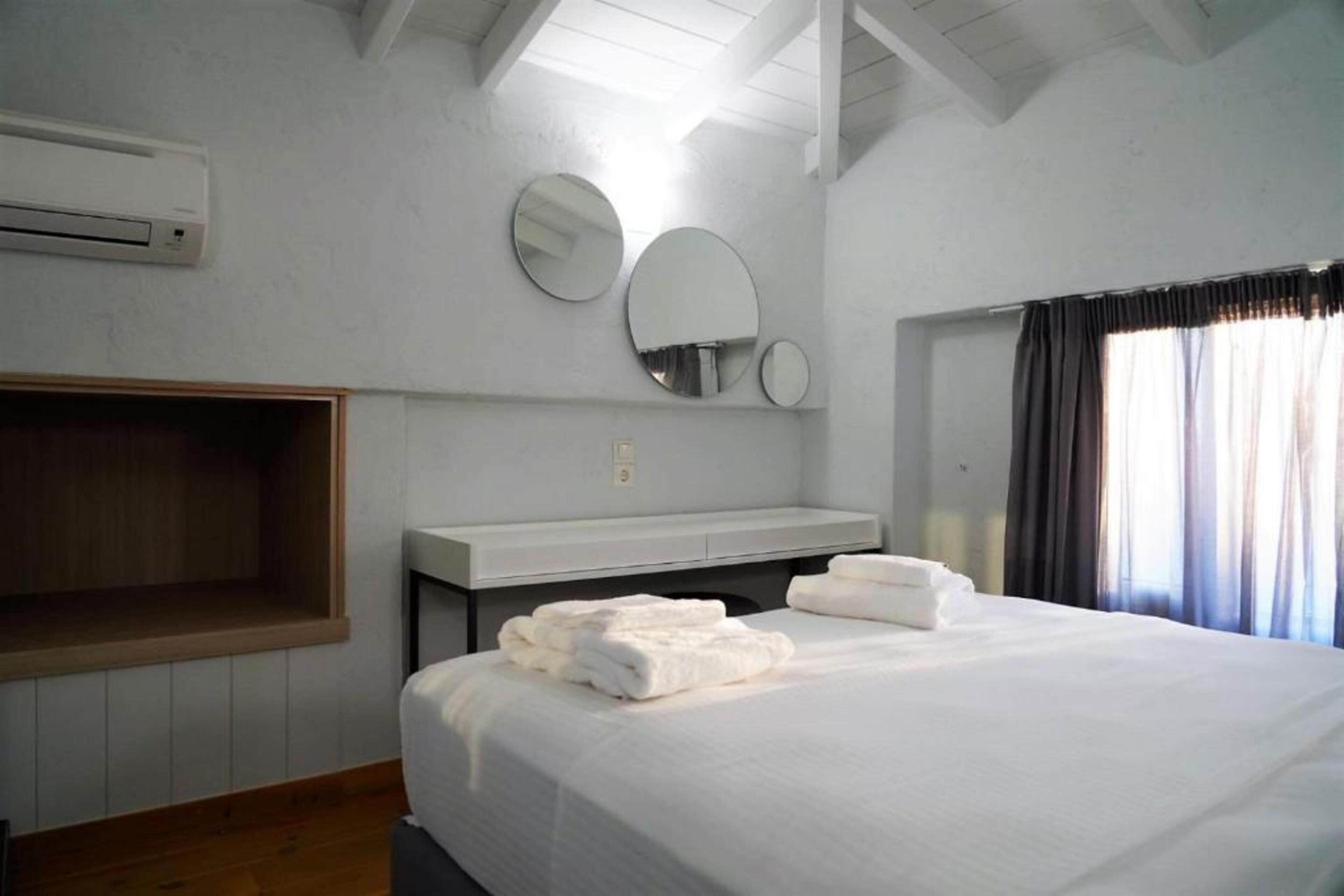 Junior Suite, 2 Bedrooms, Pool View, Poolside | Peti besi dalam bilik, dihias secara berasingan, meja 