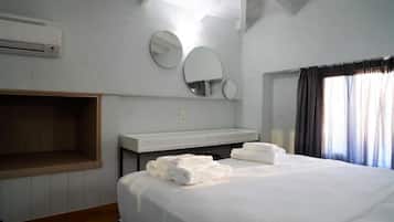 Junior Suite, 2 Bedrooms, Pool View, Poolside | Peti besi dalam bilik, dihias secara berasingan, meja