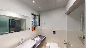 Suite ejecutiva, 2 habitaciones, vistas al jardín, en la zona del jardín | Baño | Cabezal de ducha tipo lluvia, toallas, jabón y champú