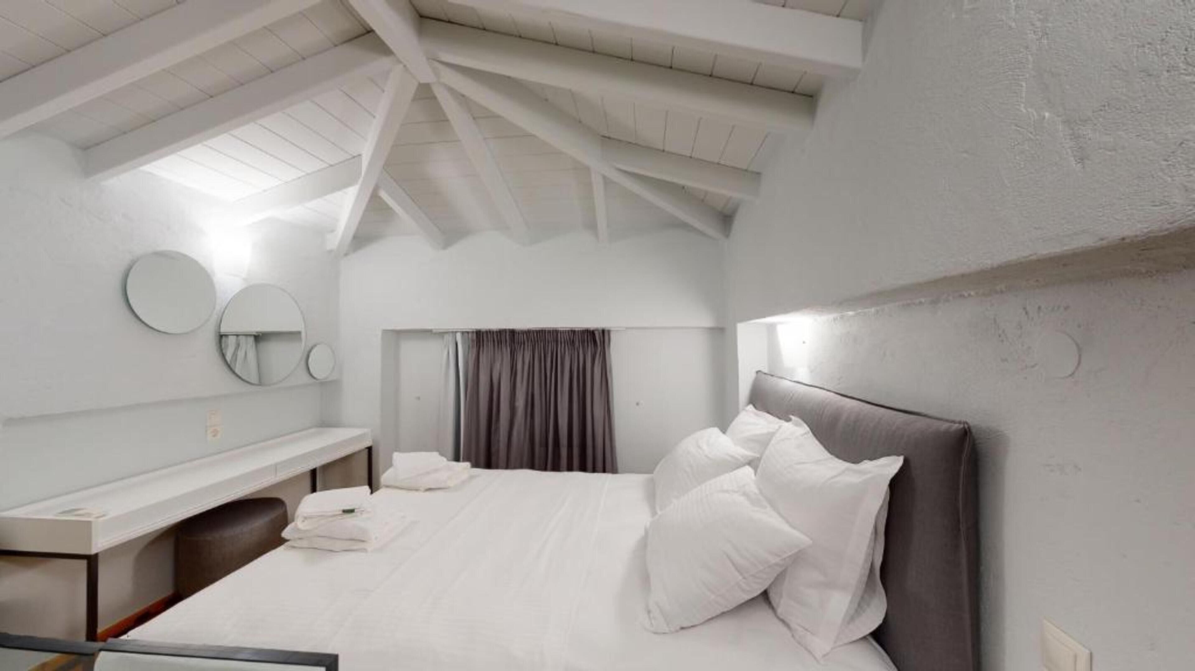 Junior Suite, 2 Bedrooms, Pool View, Poolside