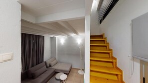 Suíte júnior, 2 quartos, vista para a piscina, ao lado da piscina | Cofres nos quartos, individualmente decorados, escrivaninha