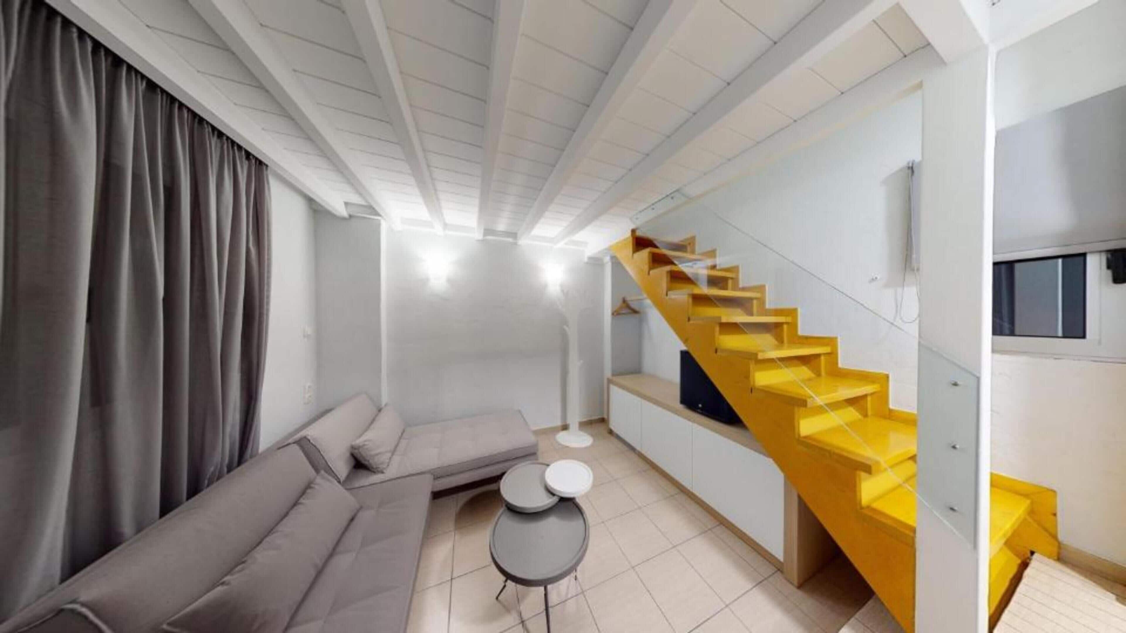 Suite Junior, 2 kamar tidur, pemandangan kolam renang, di pinggir kolam renang | Brankas, didekorasi berbeda-beda, meja kerja, dan tirai kedap cahaya