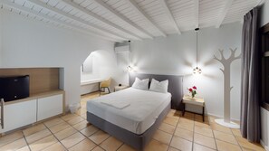 خزنة داخل الغرفة وبديكورات فريدة لكل غرفة ومكتب وستائر تعتيم