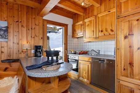 Chalet (2 Bedrooms) | Private kitchen | Microwave, oven, stovetop, dishwasher