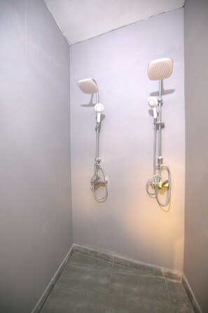 Ensemble douche/baignoire, sèche-cheveux, serviettes fournies