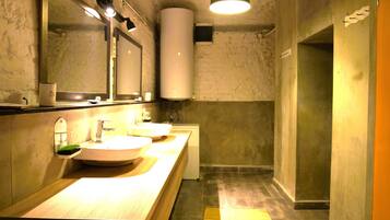 Ducha y bañera combinadas, secador de pelo, toallas y papel higiénico