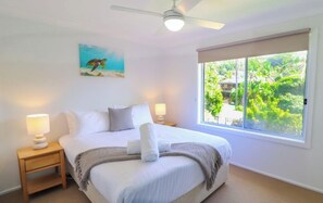 4 bedrooms, iron/ironing board, free WiFi - Oceanview Beachhouse- Panoramic views and pool (Caves Beach)