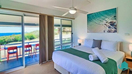 Oceanview Beachhouse- Panoramic views and pool