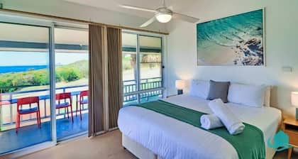 Oceanview Beachhouse- Panoramic views and pool