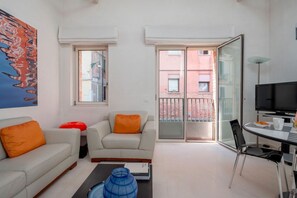 TV - One bedroom apartment with shared garden and romantic canal view (Venezia)