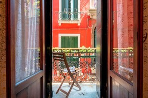 Interior - Three Bedroom apartment just off The Arsenal with a large living area (Venezia)