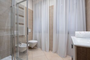 Ensemble douche/baignoire, sĂšche-cheveux, bidet, serviettes fournies