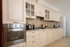 Fridge, microwave, oven, stovetop - Three Bedroom apartment just off The Arsenal with a large living area (Venezia)