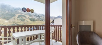 Charming T2: Sleeps 6, South Terrace, Covered Parking, Indoor Pool, Near Slopes