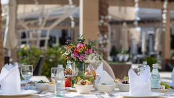 Desayuno buffet (SAR 100 por persona)