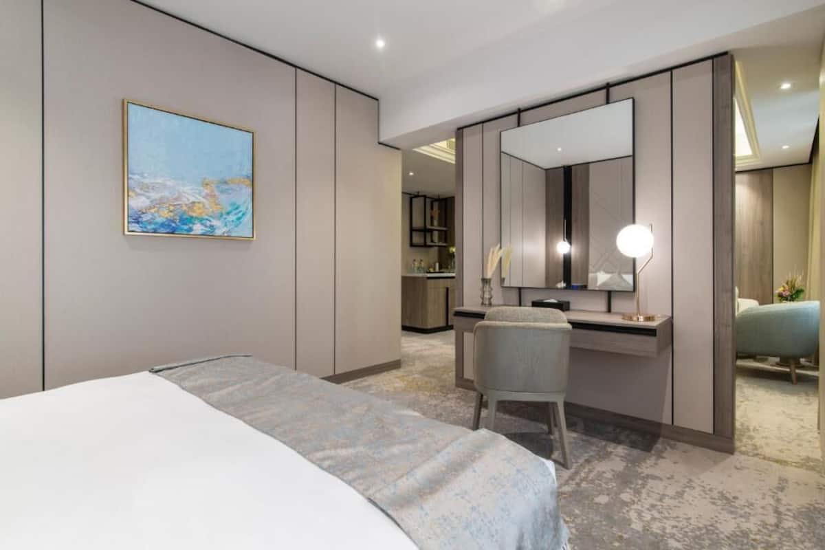 Minibar, desk, free WiFi