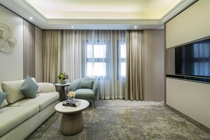 Habitación clásica | Área de sala de estar | Televisión LCD de 52 pulgadas con canales vía satélite y televisión 