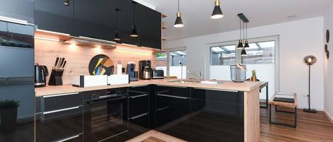 Kühlschrank, Mikrowelle, Ofen, Geschirrspüler