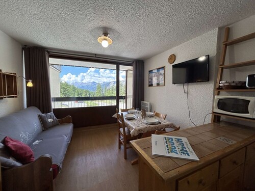 Cozy Studio with Balcony, Near Slopes, Sleeps 4, Montgenèvre