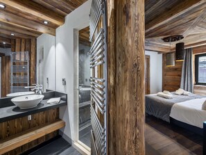 Secador de cabelo, toalhas de banho