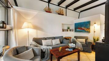 Fernseher, Kamin, Bücher, Stereoanlage