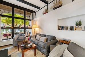 TV, lareira, livros, aparelho de som