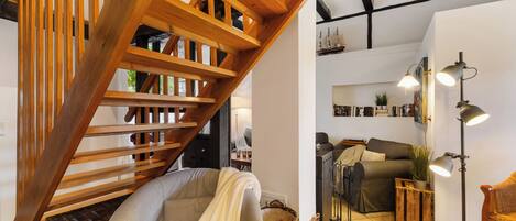 TV, peis, bøker og stereoanlegg